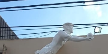 Pérez: Club Nueva Unión colocó una estatua en su sede en homenaje a los Bochófilos