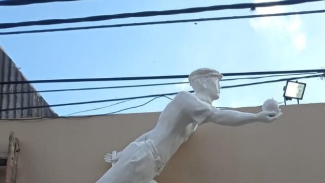 Pérez: Club Nueva Unión colocó una estatua en su sede en homenaje a los Bochófilos