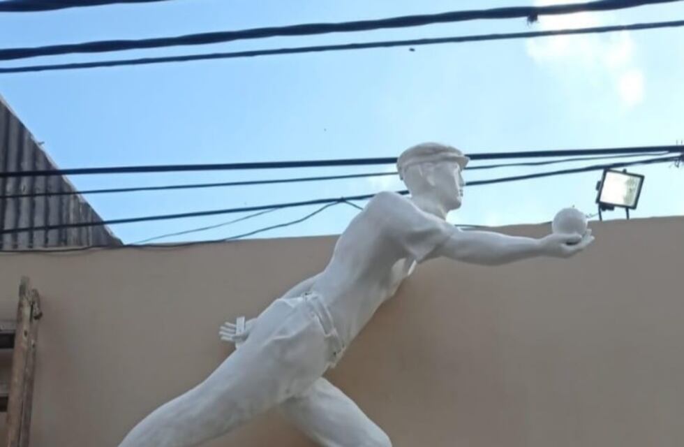 Pérez: Club Nueva Unión colocó una estatua en su sede en homenaje a los Bochófilos