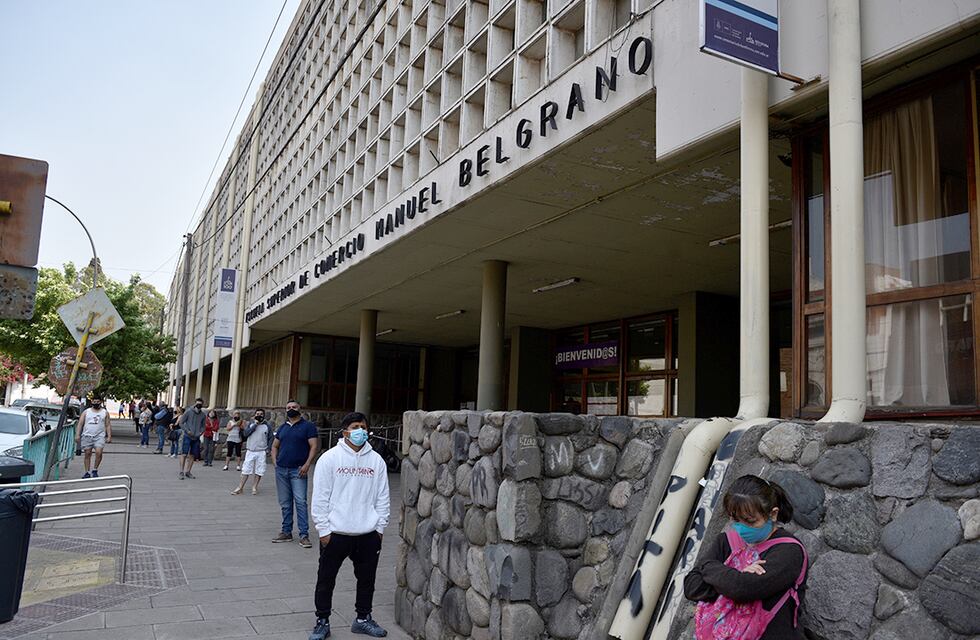 Docentes del Manuel Belgrano piden suspender la presencialidad por casos de Covid-19