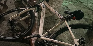 Dos adolescentes robaron una bicicleta y chocaron contra un colectivo en Córdoba.