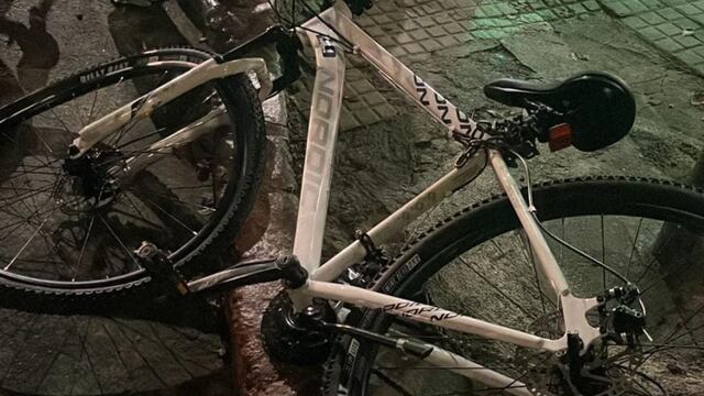 Dos adolescentes robaron una bicicleta y chocaron contra un colectivo en Córdoba.
