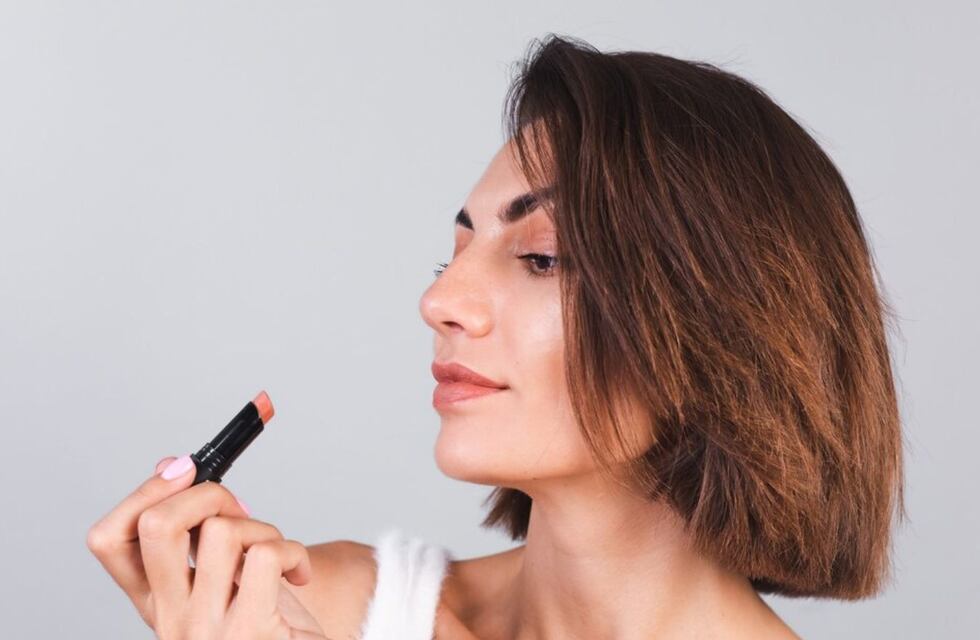 ¿Mano o palma? El secreto que los maquilladores usan para elegir el mejor labial
