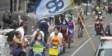 Enfermeros marchan hacia el Obelisco en reclamo de aumento de salarios.