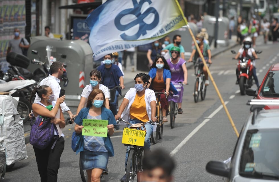 Enfermeros marchan hacia el Obelisco en reclamo de aumento de salarios