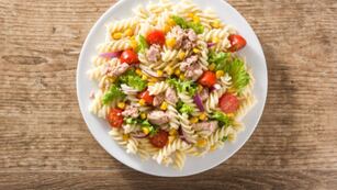 Cómo hacer una ensalada con fideos: la receta definitiva para los días de calor