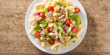 Cómo hacer una ensalada con fideos: la receta definitiva para los días de calor