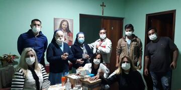 La jornada terminó con la entrega de donaciones en manos de las Hermanas Josefa y Eva.