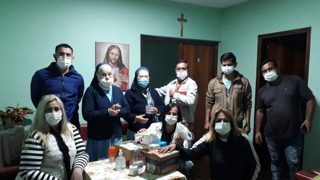 La jornada terminó con la entrega de donaciones en manos de las Hermanas Josefa y Eva.