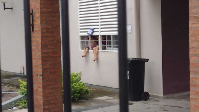 Vecinos se manifiestan frente a la escuela 224 donde hay personas aisladas con hisopado negativo (Vía Formosa).