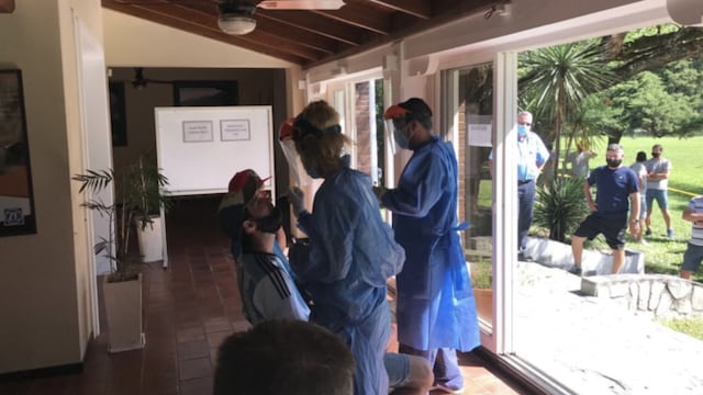 Los empleados fueron hisopados antes de volver al trabajo.