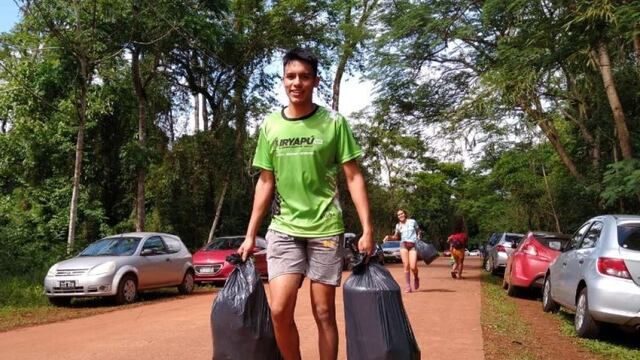 Organizan una jornada de Plogging en Puerto Iguazú.
