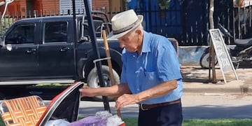 Daniel Frontera confecciona ropa blanca del hogar y la vende en Córdoba. (Foto: El Doce)
