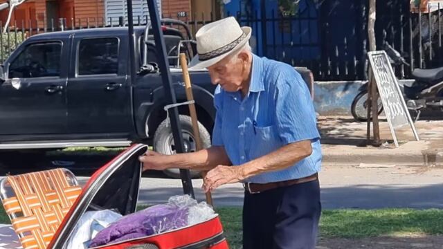 Daniel Frontera confecciona ropa blanca del hogar y la vende en Córdoba. (Foto: El Doce)