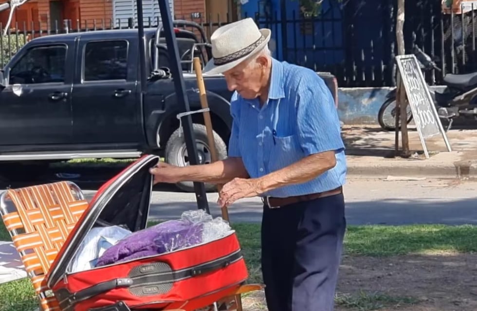 Quién es “Fronterita”, un hombre de 93 años que confecciona repasadores en Córdoba