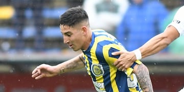 El volante de 19 años no pudo seguir jugando después del golpe.