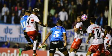 En un intenso partido, Racing empató con Chacarita, que quedó como líder en la Zona B (Ramiro Pereyra / La Voz)