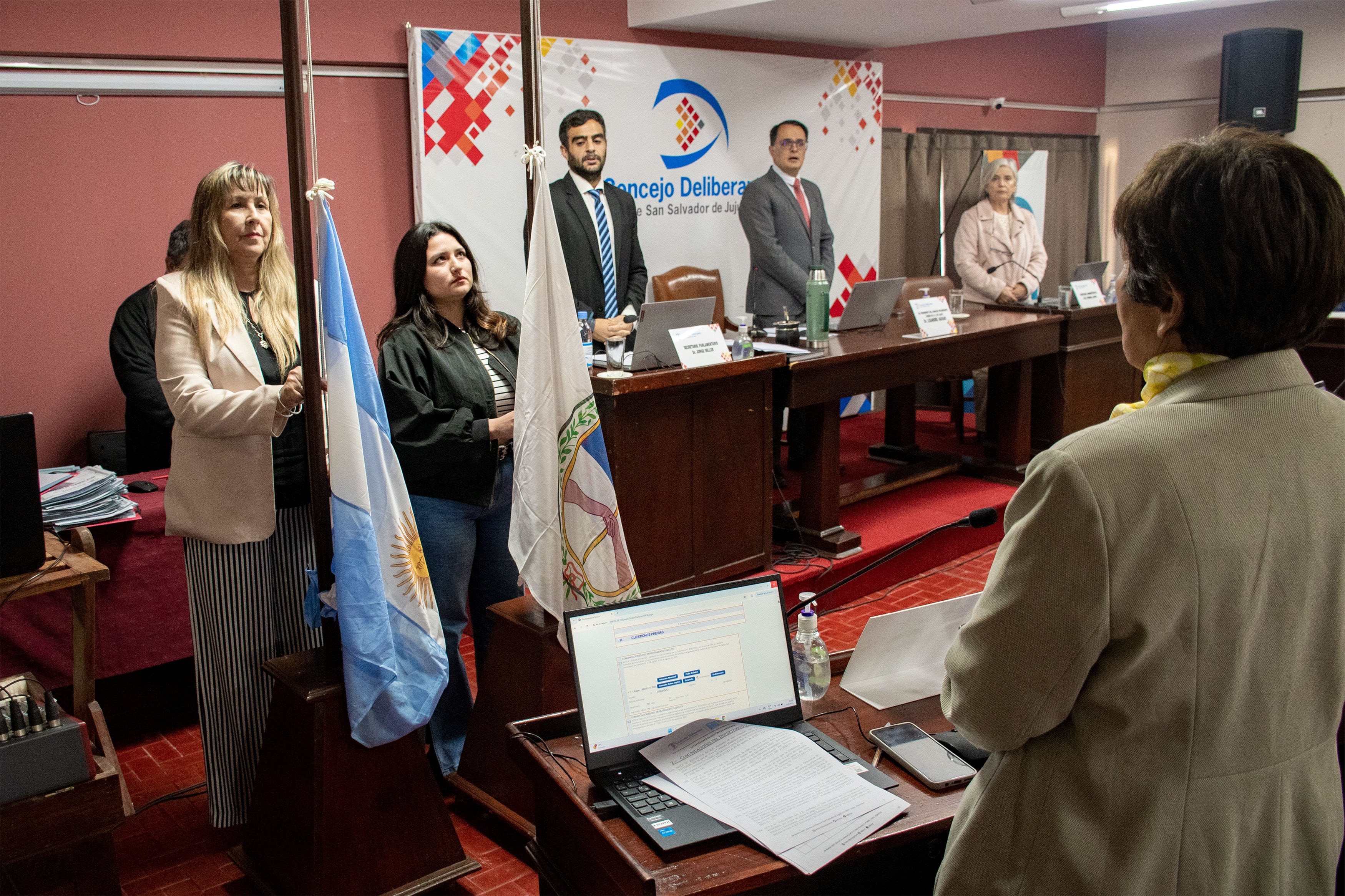Las concejales Blanca Ontiveros y Keyla Zequeiros en el izamiento de Banderas previo al inicio de la sesión del Concejo Deliberante de San Salvador de Jujuy.