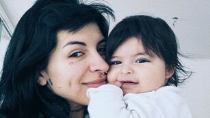 Cazzu y su hija, Inti