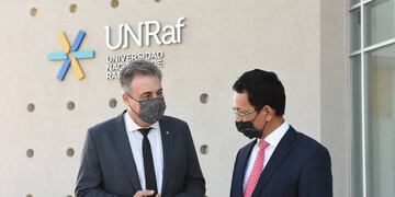 El intendente Luis Castelalno con el embajador de Vietnam en Rafaela