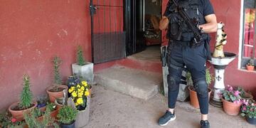 Los efectivos policiales realizaron un allanamiento en dos domicilios. Hay tres detenidos. (Foto gentileza MPF)
