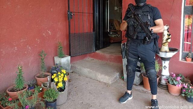 Los efectivos policiales realizaron un allanamiento en dos domicilios. Hay tres detenidos. (Foto gentileza MPF)