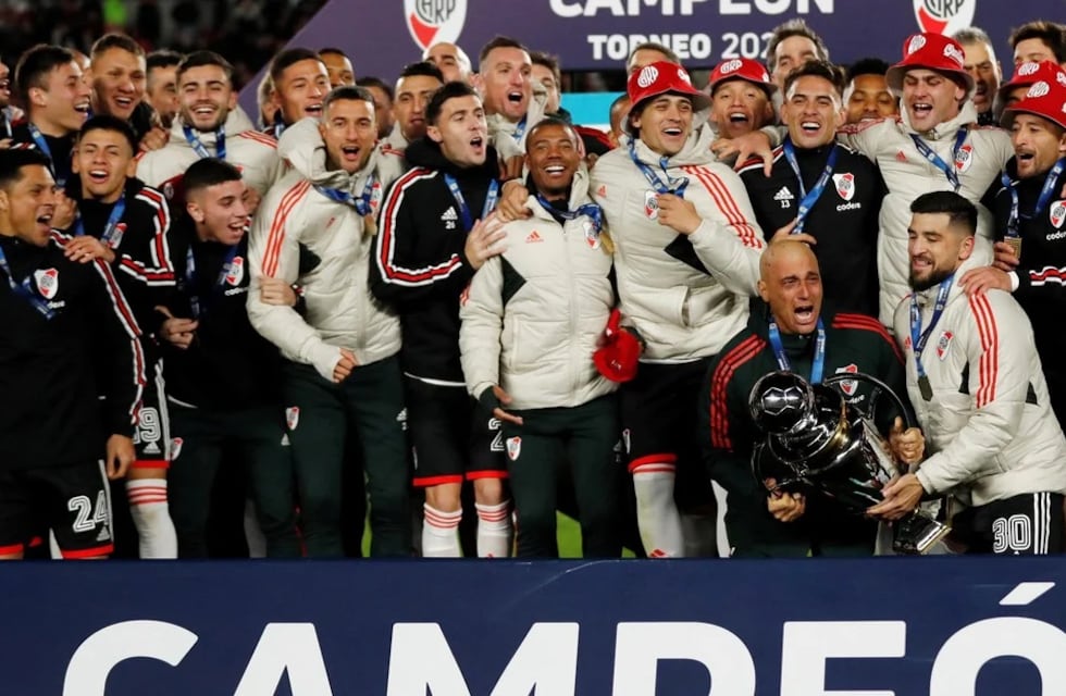 El emotivo gesto de Enzo Pérez con Elías Gómez en la premiación millonaria