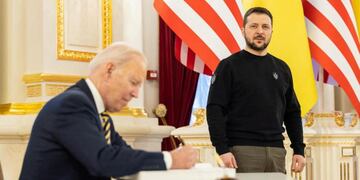 Joe Biden y Volodimir Zelenski, presidentes de Estados Unidos y Ucrania respectivamente, durante la visita de Biden a Kiev este lunes 20 de febrero de 2023.