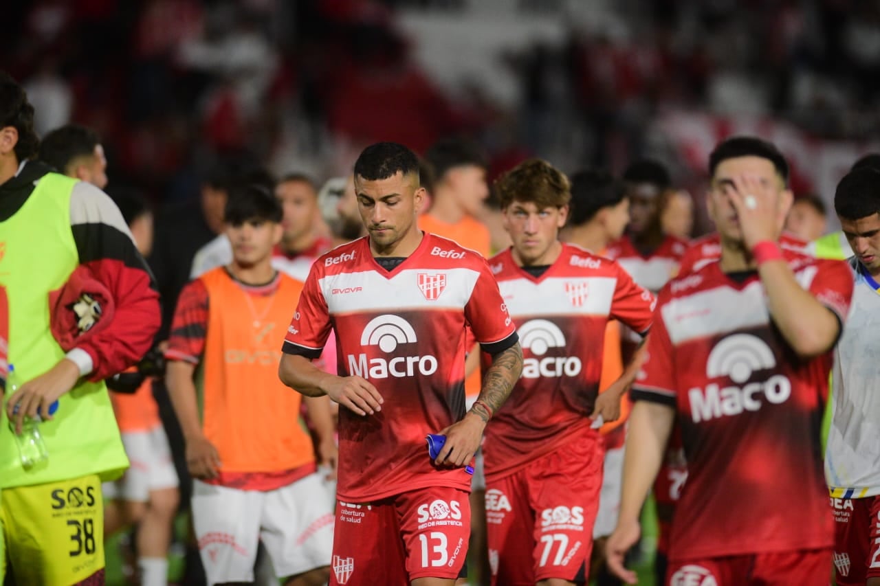 Pura bronca de todo Instituto tras perder 3-1 ante Rosario Central. (José Gabriel Hernández / La Voz).