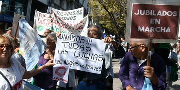 Jubilados, manifestantes y organizaciones sociales de Córdoba marchan este miércoles en Plaza Martín. (Ramiro Pereyra / La Voz)