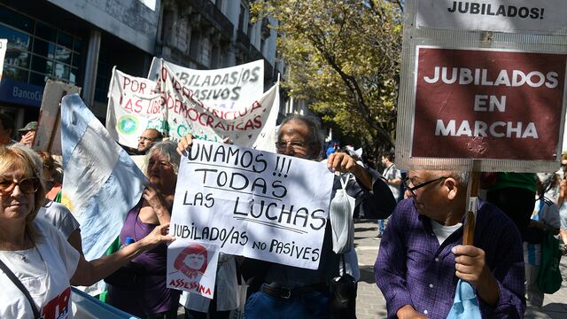 Jubilados, manifestantes y organizaciones sociales de Córdoba marchan este miércoles en Plaza Martín. (Ramiro Pereyra / La Voz)