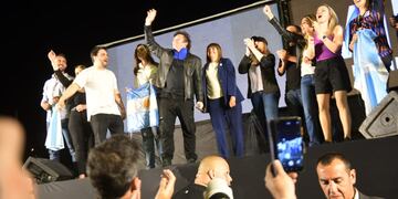 Javier Milei y su cierre de campaña. Diana Mondino se puso la de Talleres para subir al escenario (Javier Ferreyra).