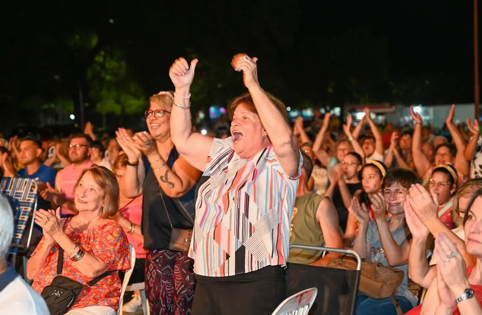 La banda sinfónica de Arroyito brilló junto a Maximiliano Olmos con “No culpes a la noche”