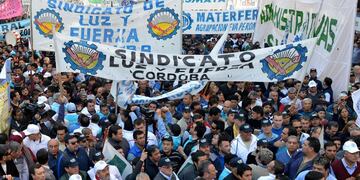 Miércoles último. Casi 50 gremios de la CGT Regional Córdoba, junto a Luz y Fuerza, Camioneros y Suoem, de la central Rodríguez Peña. Protestaron contra la aplicación del Impuesto a las Ganancias al salario (La Voz/Archivo).