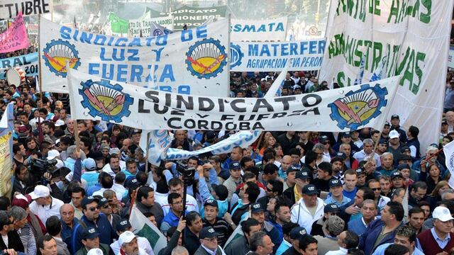 Miércoles último. Casi 50 gremios de la CGT Regional Córdoba, junto a Luz y Fuerza, Camioneros y Suoem, de la central Rodríguez Peña. Protestaron contra la aplicación del Impuesto a las Ganancias al salario (La Voz/Archivo).