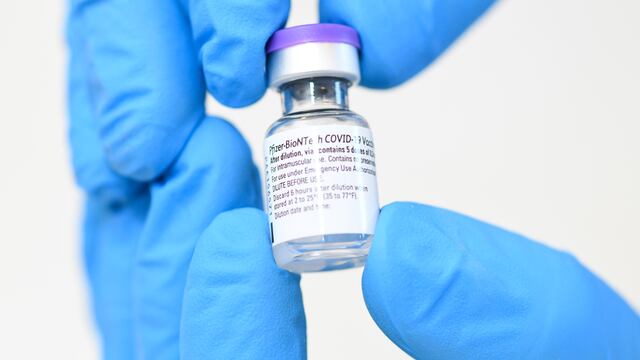 Pfizer. Chile comenzará a vacunar a menores de entre 12 y 16 años. (AP)