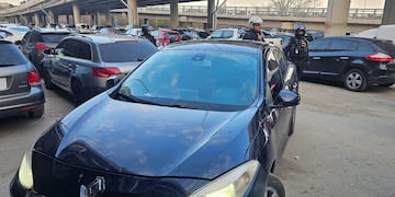 Córdoba: dos hombres fueron detenidos con inhibidores en el estacionamiento del estadio Kempes. (Foto: Policía de Córdoba)