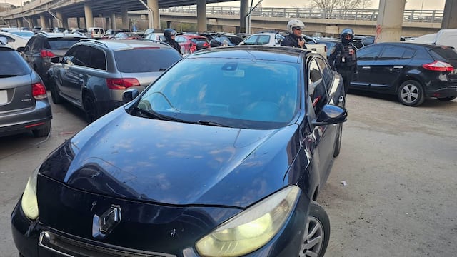 Córdoba: dos hombres fueron detenidos con inhibidores en el estacionamiento del estadio Kempes. (Foto: Policía de Córdoba)