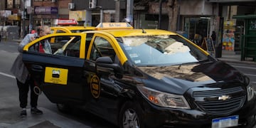 A partir de hoy viajar en taxi sale un 20% más caro: cuánto cuesta la bajada de bandera.