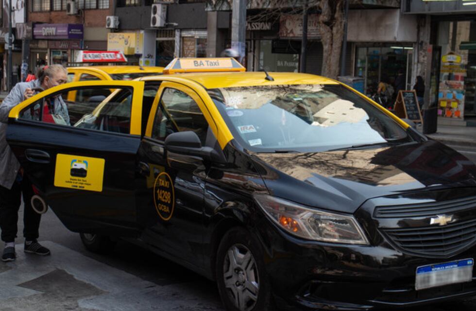 A partir de hoy, viajar en taxi sale un 20% más caro: cuál es el costo de la bajada de bandera