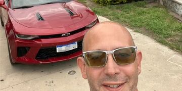 Edgar Adhemar Bacchiani y uno de sus costosos automóviles: un Chevrolet Camaro (Gentileza EL Ancasti).