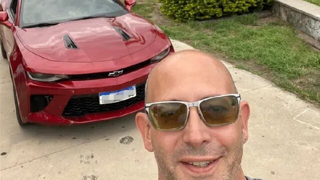 Edgar Adhemar Bacchiani y uno de sus costosos automóviles: un Chevrolet Camaro (Gentileza EL Ancasti).