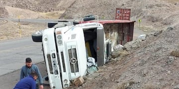 Un camion volcó en la llamada Curva del Yeso en alta montaña. El conductor solo sufrió contusiones leves. Gentileza Diario Mendoza