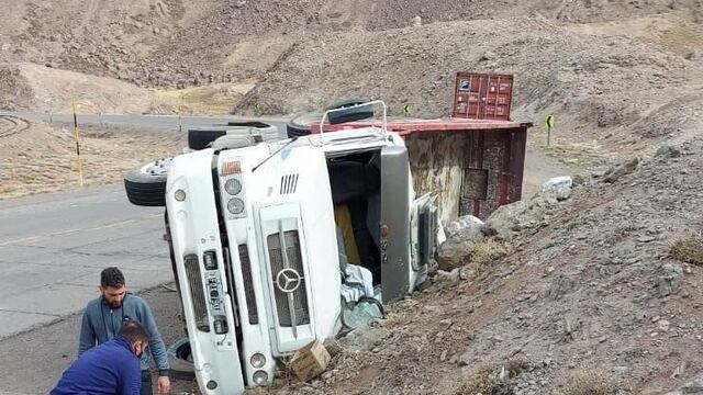 Un camión volcó y murió el conductor. Su hermano (acompañante) saltó momentos antes del accidente. /Imagen ilustrativa- Archivo Los Andes