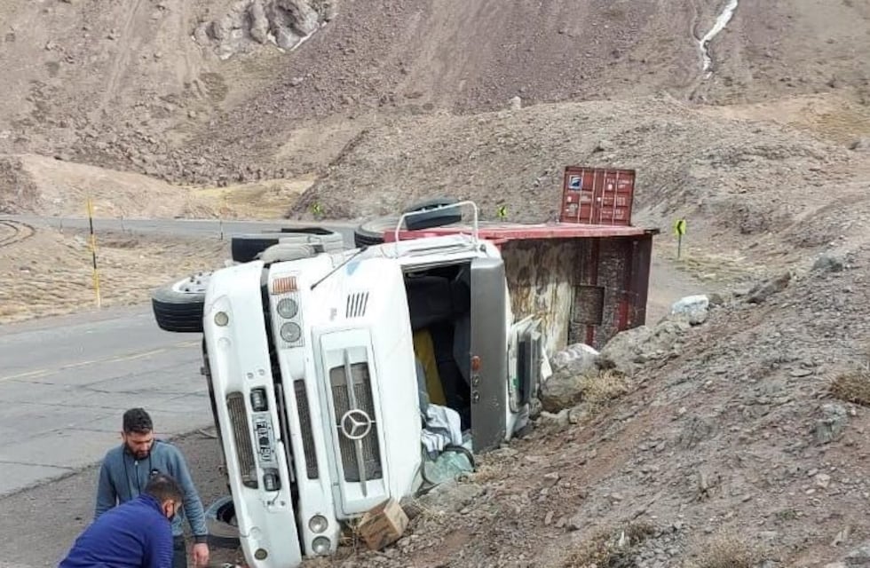 Su camión se quedó sin frenos, volcó y el chofer murió en la precordillera de Luján de Cuyo