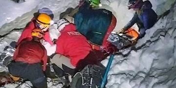 Rescate de un esquiador luego de una avalancha