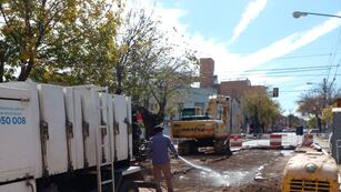 Trabajos de reparación en el socavón de Rivadavia y Suipacha