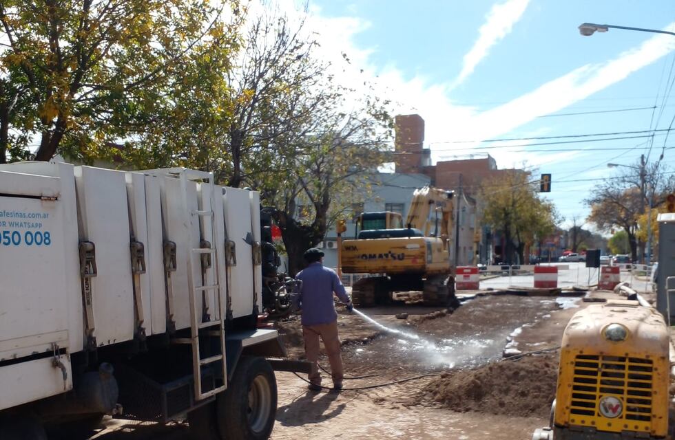 Avanza la reparación del socavón de Suipacha y Rivadavia