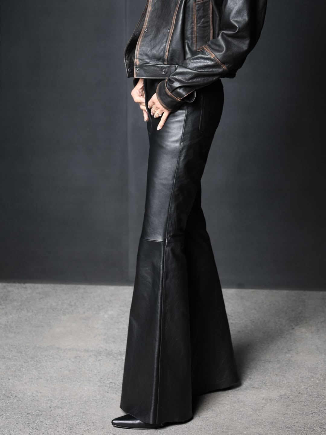 Total cuero y corbata: Sofía Zámolo sorprendió con el outfit tendencia de la temporada y dio cátedra de estilo