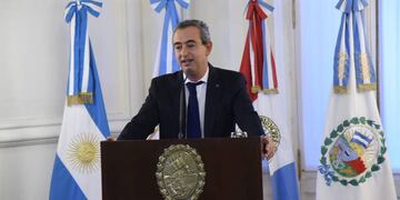 El jefe del Palacio de los Leones anunció el proyecto de ley para participar en el nombramiento de jefes policiales.